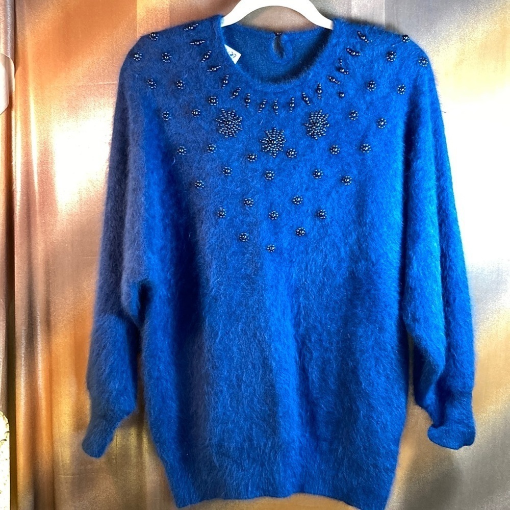 Vintage 80’s angora dusky blue sweater with pearls.‎ 40” chest B8